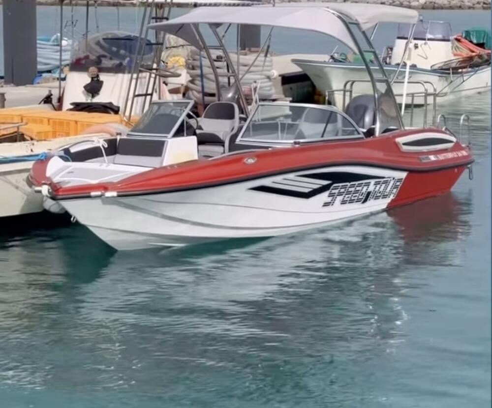 トーイング遊具やウェイクボードも楽しめます