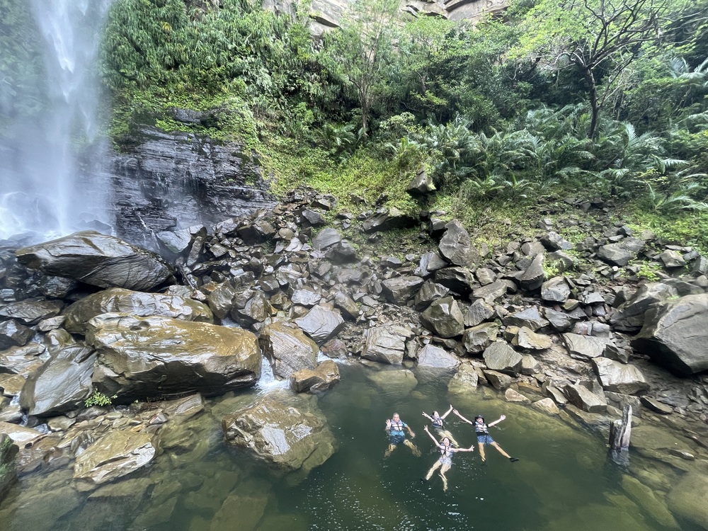 滝つぼで泳げますよ