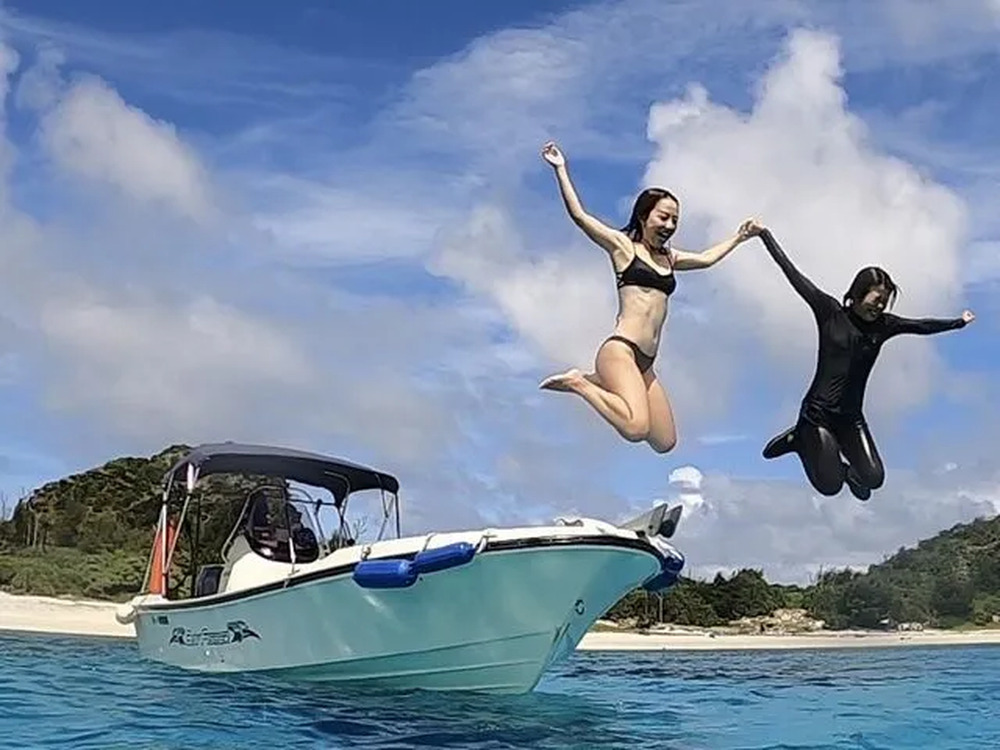 阿嘉島｜ボートシュノーケル｜約2.5時間】ケラマブルーの海でカラフル