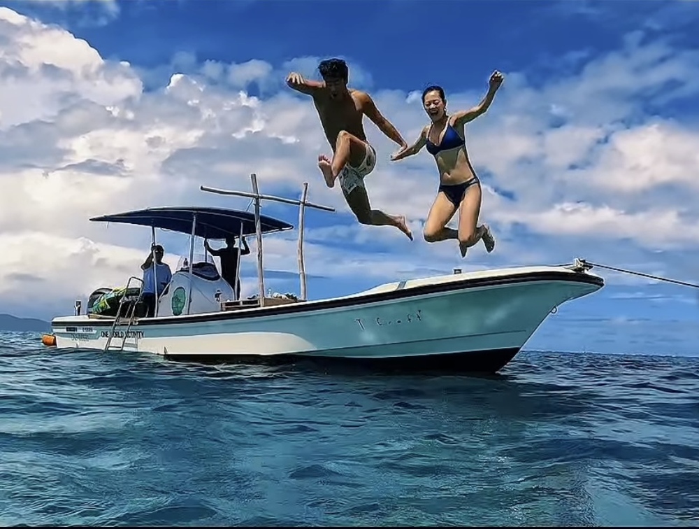 綺麗な海に、大人もはしゃいでしまいます❣