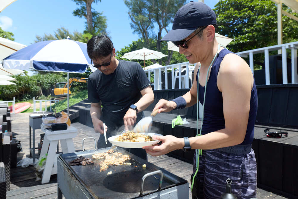津堅島｜パラセーリング＋BBQ｜1日】パラセーリング＋津堅島で楽しむ