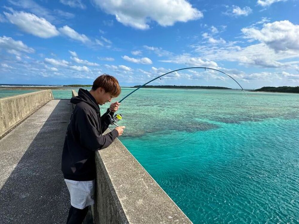 【久米島｜陸釣り体験｜約3時間】＜春夏秋プラン＞悪天候でも安心！足場が安定していて小さなお子様でも楽しめる。竿も仕掛けも無料！<初心者歓迎>