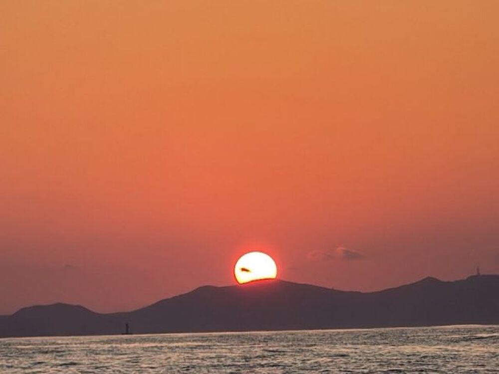 Beautiful sunrise sunset Beautiful sunrise over seaイメージ 写真素材との写真Beautiful sunrise over sea