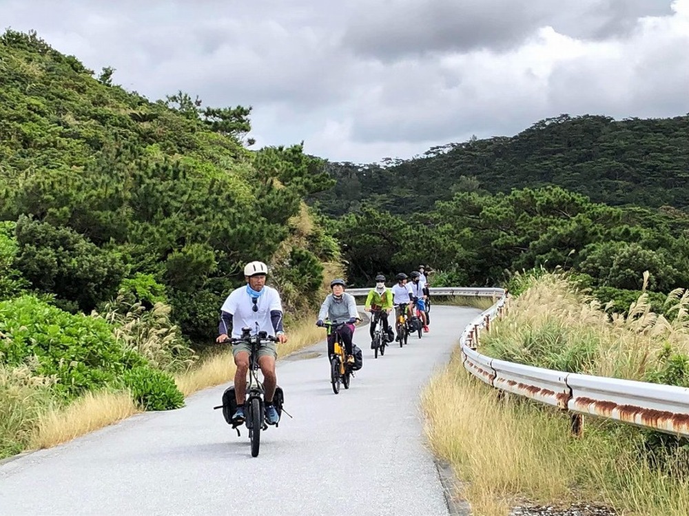 【e-Bike（電動アシスト付き自転車）ツアー｜約5時間コース（ランチ＆コーヒータイム付き）】渡嘉敷島☆自然の風を全身で味わいたい！ケラマブルーと山の緑と青空、絶景ポイントをサイクリング！