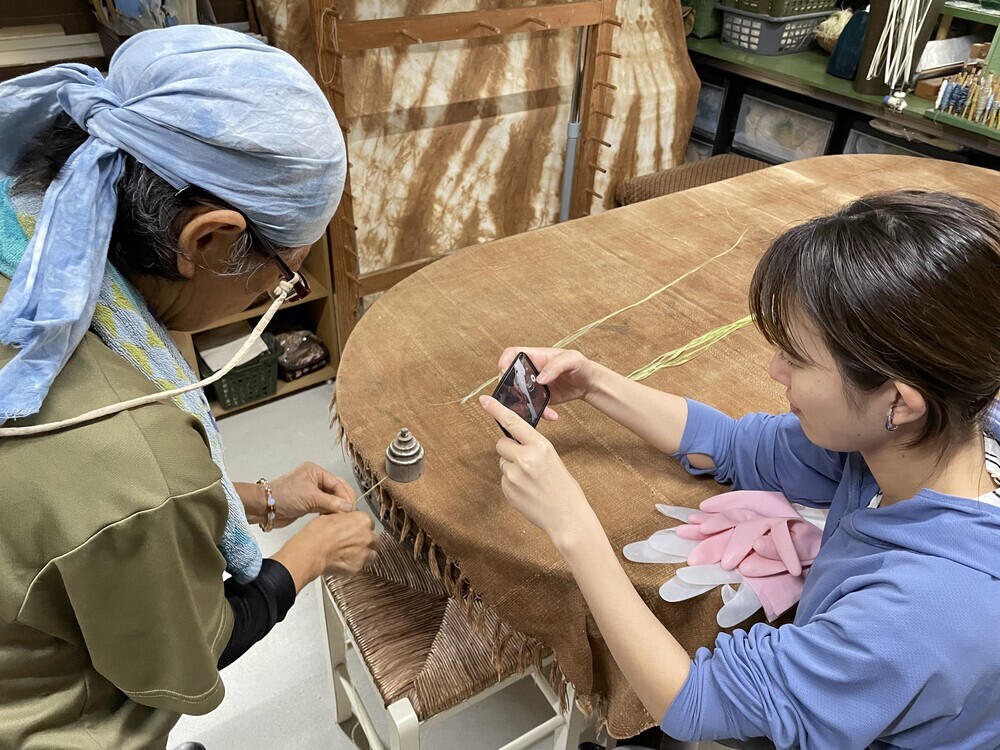 【西表島｜天然素材のアクセサリー作り｜2時間】しまたび限定プラン│「ブー(苧麻／チョマ)の染め糸ブレスレット」作り体験！採れたてハーブティー体験付き♪屋内体験なので雨の日も安心！