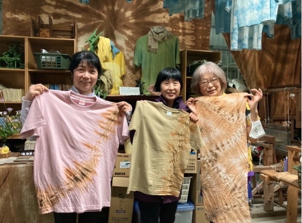 【西表島｜マングローブ海染め体験｜2.5時間】しまたび限定プラン│「Tシャツ(ポイント絞り染め)」作り体験！採れたてハーブティー体験付き♪屋内体験なので雨の日も安心！																											