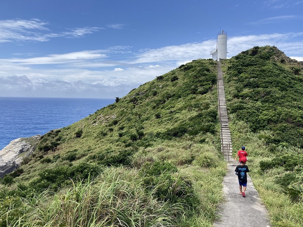 【ファミリー貸切専用プログラム｜約2時間コース】渡嘉敷島の自然を学べるハイキング。主役は子どもたちの好奇心・体験・発見です！！
