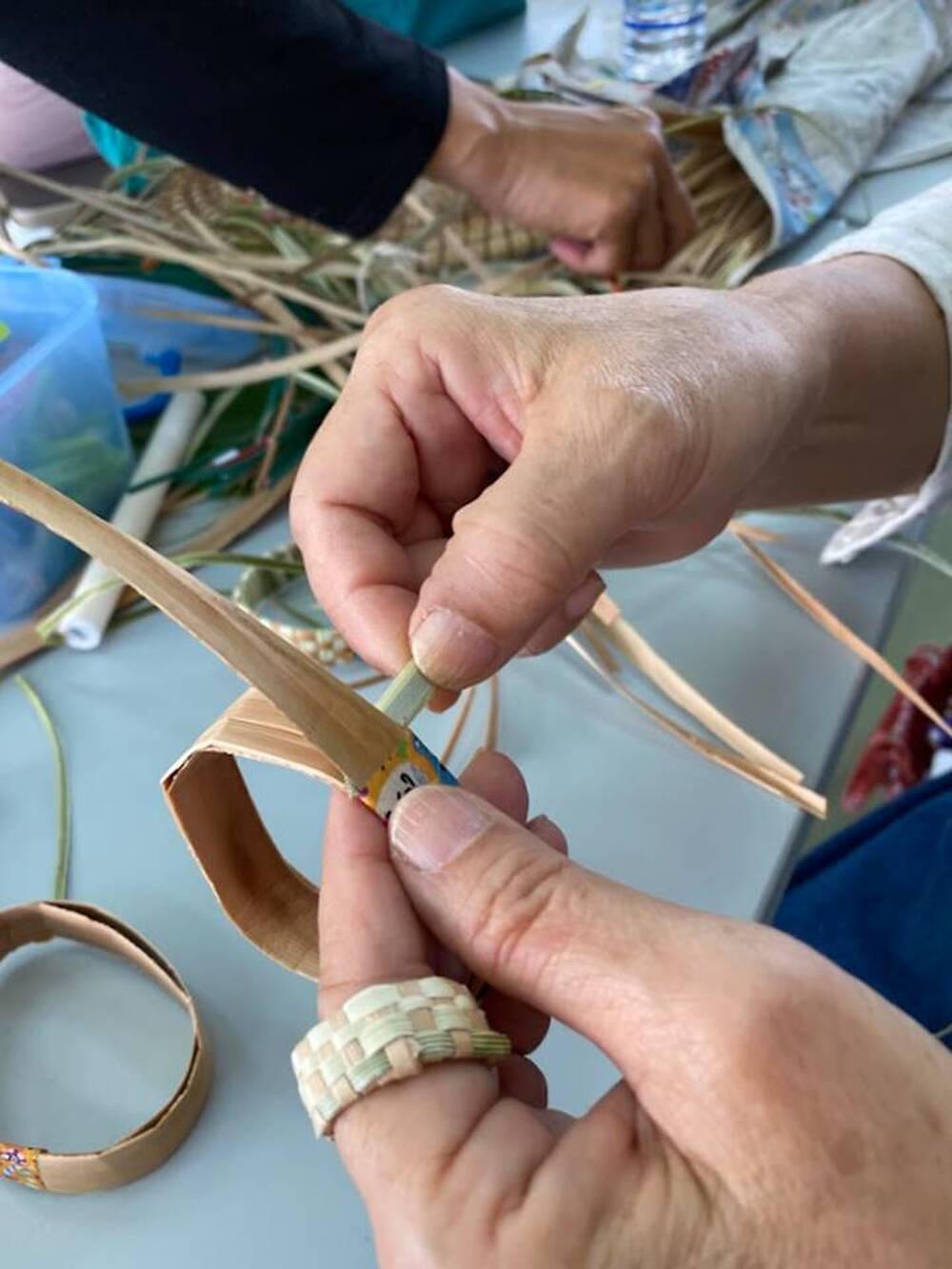 【月桃ブレスレット作り体験｜約1.5時間コース】しまたび限定プラン│宮古島の北部離島・池間島の植物を材料に！