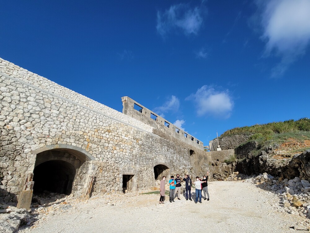 燐鉱山遺跡のシンボル的存在の燐鉱石貯蔵庫跡を間近にご覧下さい。