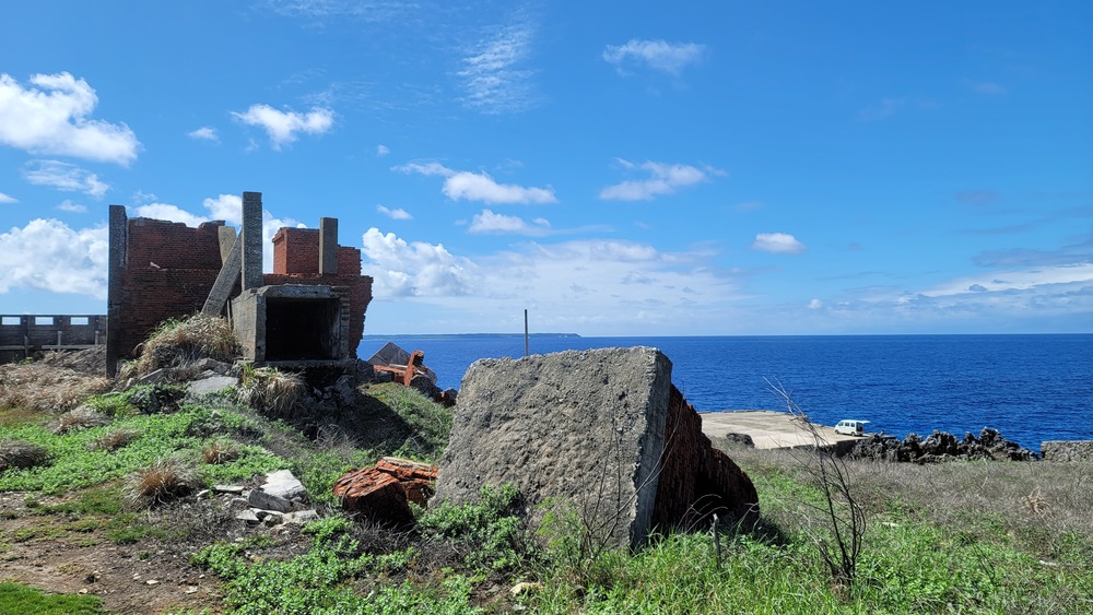 燐鉱山遺跡群も巡ります。
