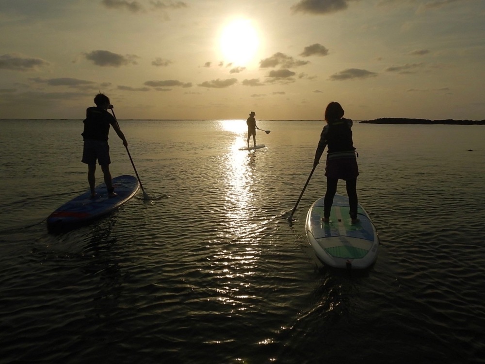 伊是名島｜サンセットSUP｜1.5時間】しまたび限定プラン｜女性ガイドが