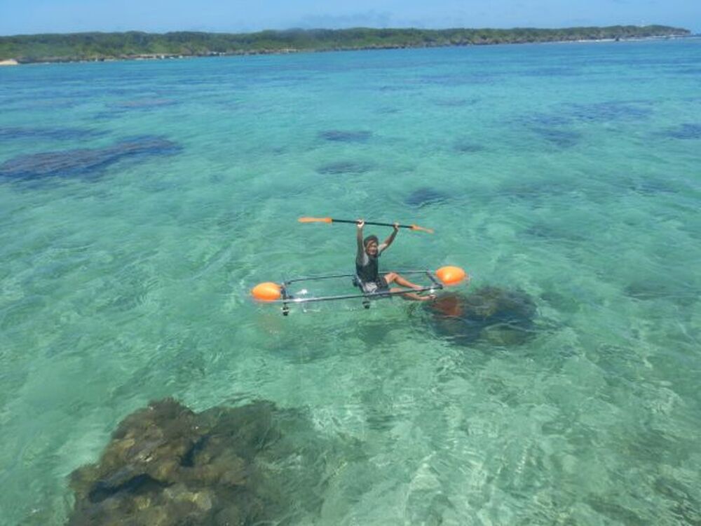 【宮古島｜クリアカヤック体験｜1時間半】美しい宮古ブルーの海面を透明なカヤックで浮かべば写真映え間違いなし☆海に入らなくても海中も覗ける！