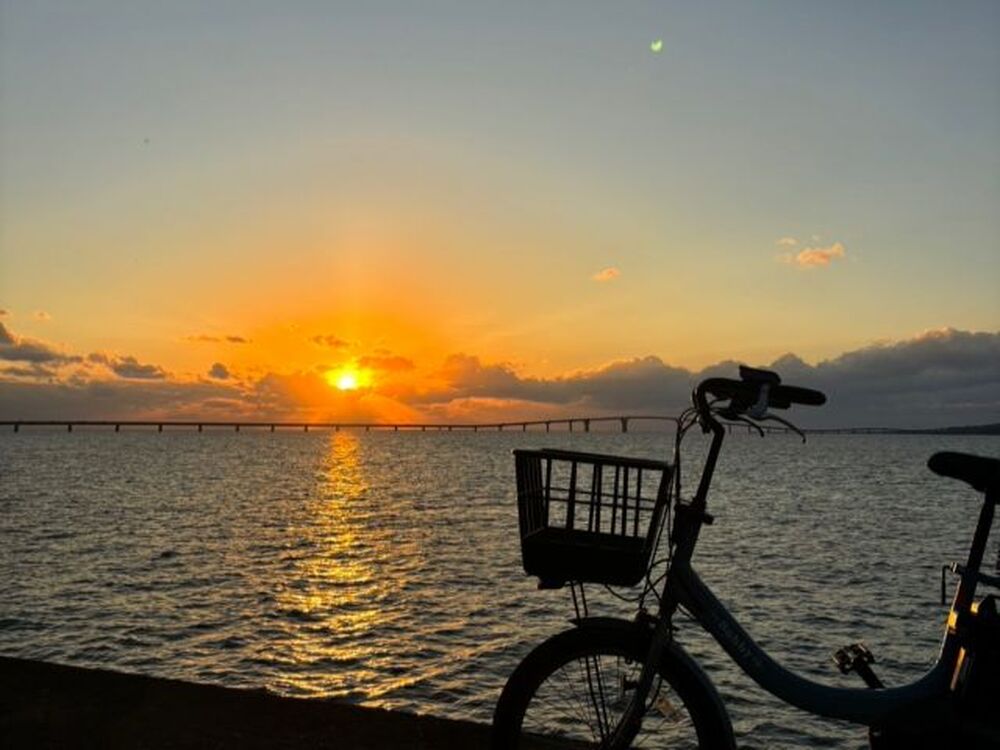 【宮古島｜電動アシスト自転車1日レンタル｜サンセットプラン】電動アシスト自転車で快適サイクリング♪ 宮古島の美しい海を眺め、夕暮れ時には絶景のサンセットも楽しめます！