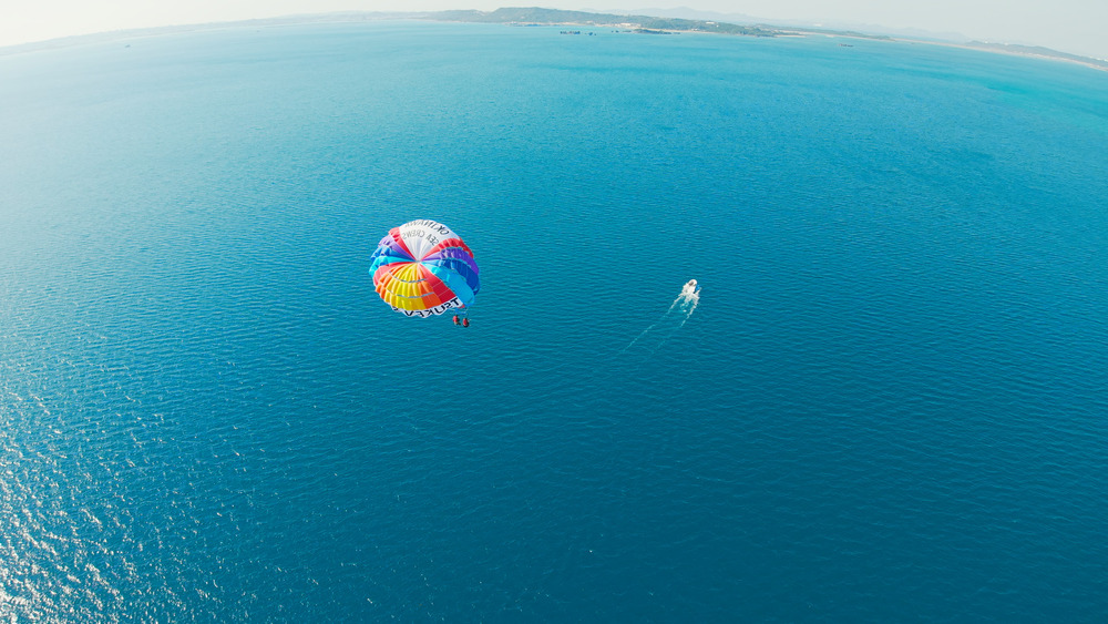 津堅島｜パラセーリング｜90分】ロープ200mで大空へ！絶景