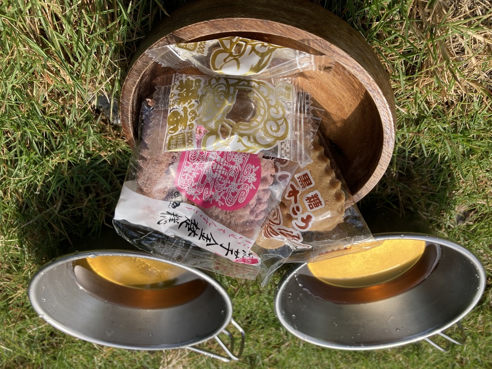 青い海白い砂浜でアクティビティをした後に食べる甘いおやつ☆
ツアー中にお出しするのは沖縄ならではのお菓子。沖縄や阿嘉島の話を交えながら大自然を感じて癒されてください。