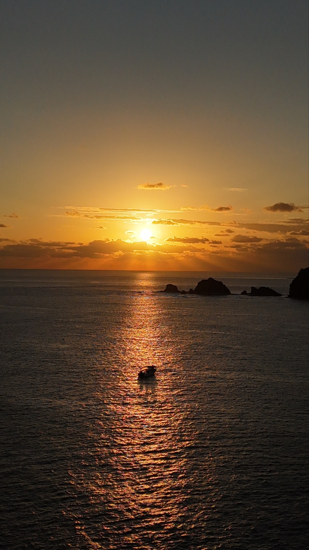 本ツアーでは特別に「貸切ボートでクルーズ」いたします！サンセットタイムで素敵な夕焼けを♪ドローン撮影のサービスも♪