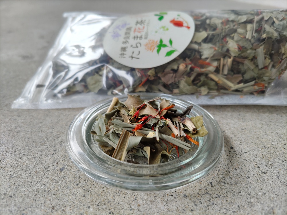 ご予約のお客様に多良間島で採れた、「たらま花茶」を使った「お飲み物」をご用意しております！たらま花茶を飲みながら優雅なひとときを過ごしましょう。

※たらま花茶とは・・・たらま花(ベニバナ)を使ったブレンド茶です。
たらま花は多良間村の村花であり、かつてはこれを琉球王朝に献上していました。
