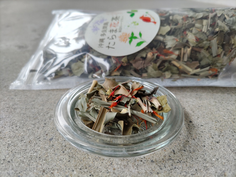 ご予約のお客様に多良間島で採れた、「たらま花茶」を使った「お飲み物」をご用意しております！たらま花茶を飲みながら優雅なひとときを過ごしましょう。

※たらま花茶とは・・・たらま花(ベニバナ)を使ったブレンド茶です。
たらま花は多良間村の村花であり、かつてはこれを琉球王朝に献上していました。