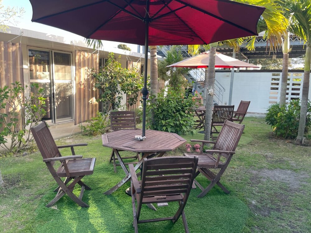 ショップの中庭で、ツアー後にひと休みして頂きながら、
ゆっくりとゆんたく（おしゃべり）におつきあいいたします。お茶付き♪