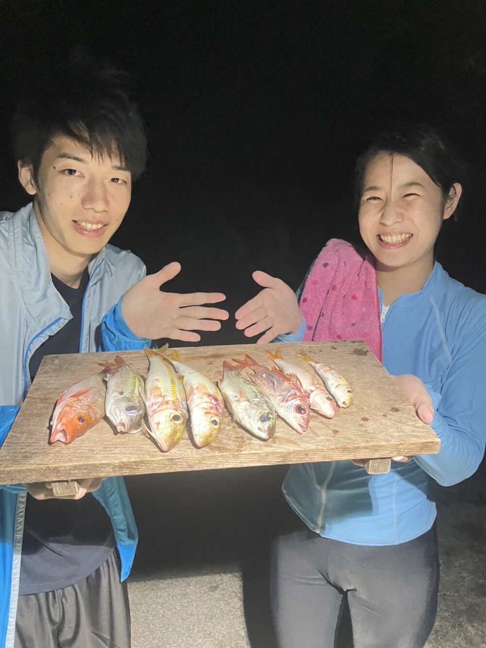 体験中に突いた魚を捌きます!
魚を食べたながら一緒にゆんたく時間を楽しみましょう♪
