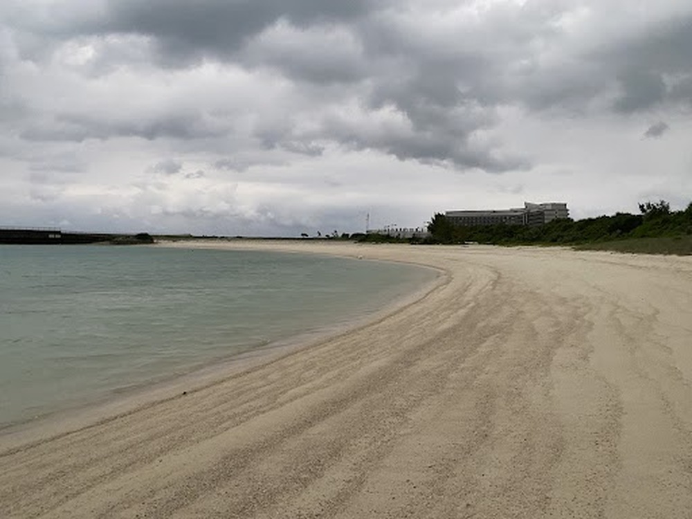 ビーチクリーンをして島に漂流するゴミに少しでも関心を持って頂き環境問題を一緒に考えましょう。