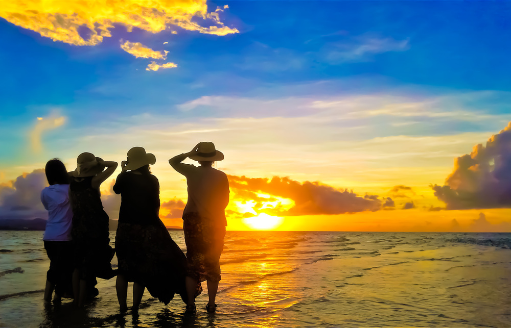 1.お客様の携帯電話やカメラで、スタッフが写真を撮影しまくります!※ご希望の場合のみ
2.小浜島のローカル情報をご提供!