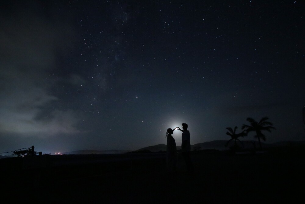 １，島の風景と、星空と、お客様が写ったツアー中の写真をプレゼント

２，島の住民ならではの話やフィールドをご案内

３，ツアー参加者の数人が西表島に移住/結婚しています。相談にのります