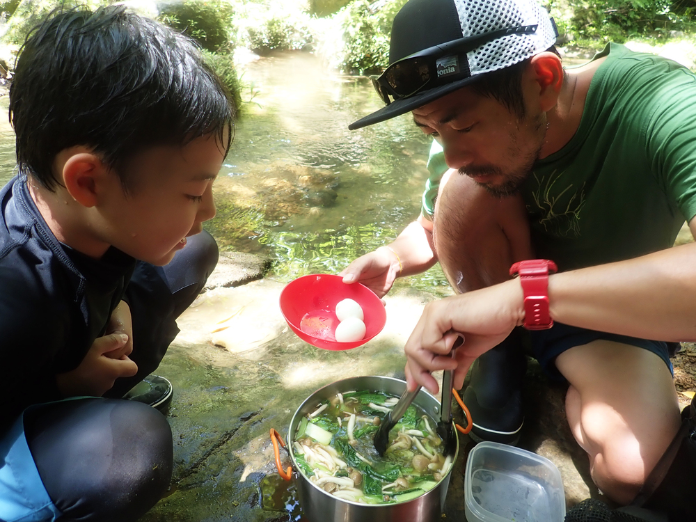 【特典その１】みんな大好き八重山ソーキそばのクッキングクラス。簡単で美味しい八重山ソーキそばの作り方を伝授します。
【特典その２】カヤックや滝など過酷なフィールドでの撮影に熟練したガイドが撮影する写真データ(100枚以上）をプレゼント。みなさまのナチュラルな瞬間を捉えます。
【特典その３】移住10年のガイド梅沢が島で農業に挑むも挫折した経験や、台風で飛びそうな家など島暮らしのありんくりんをあけっぴろげにお伝えします。