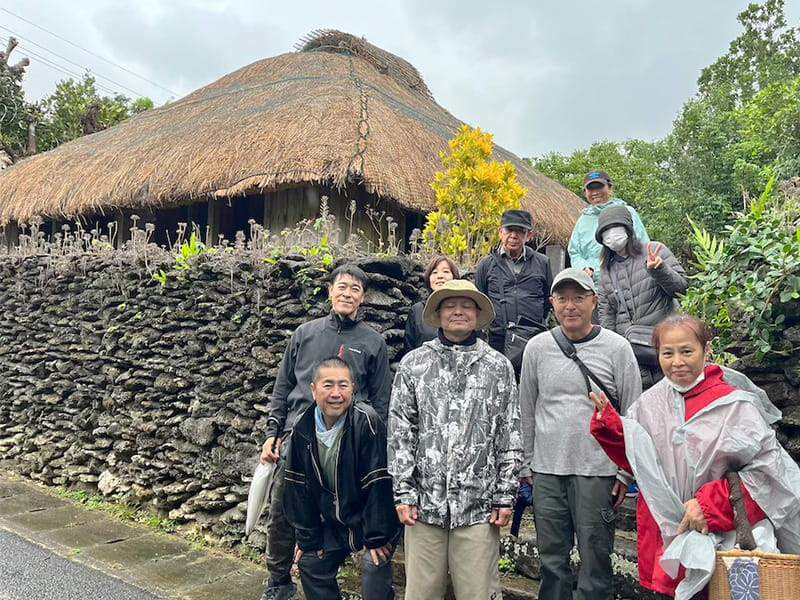 西表島の県指定文化財「新盛家住宅」までの集合写真