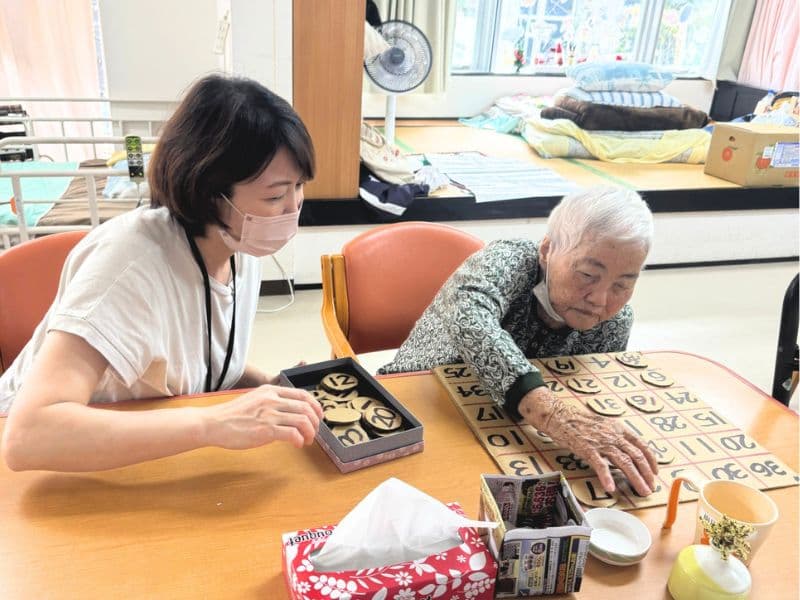座間味島にて介護の就労体験をしている写真