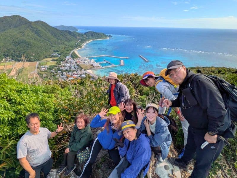 伊平屋島の山の上から海をバックにした集合写真