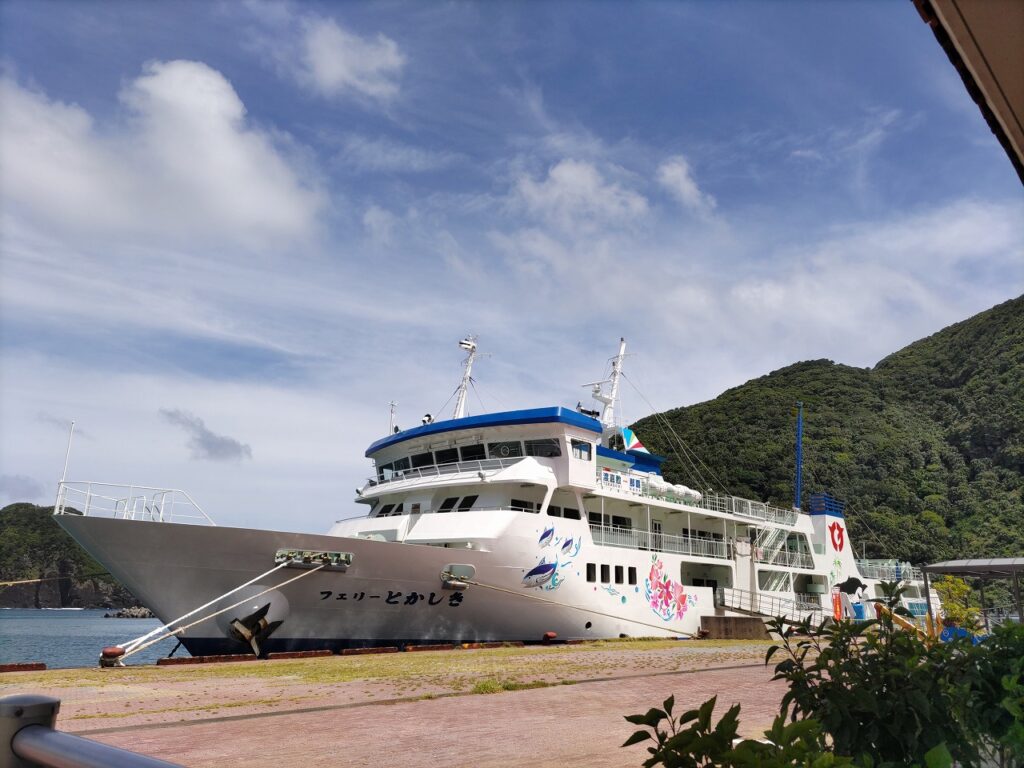 フェリー 高速船で離島旅 沖縄本島南部から 那覇泊港 渡嘉敷島編 後編 しまたび 沖縄の離島 アクティビティ 体験予約 観光情報