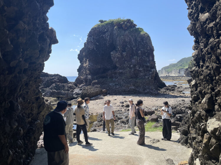 粟国島ヤマトゥガーの割れ岩から見える巨岩と白い凝灰岩の断崖