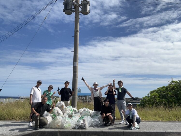 粟国島のビーチクリーン終了後の集合写真