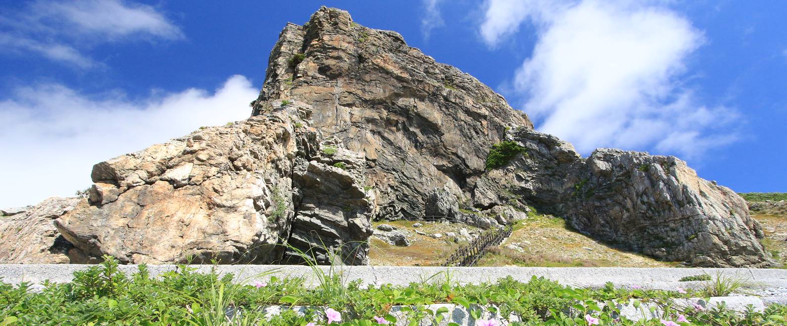 伊平屋島】「天の岩戸伝説」最南端の地といわれる聖地 | しまたび